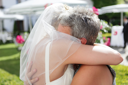 Braut umarmt ihre Mutter