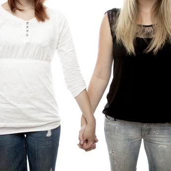 Lesbisches Paar hält Händchen